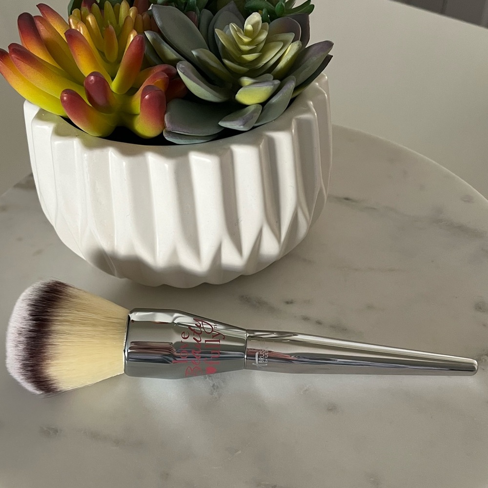 Brand new in packaging It Cosmetics no. 211 all over powder brush